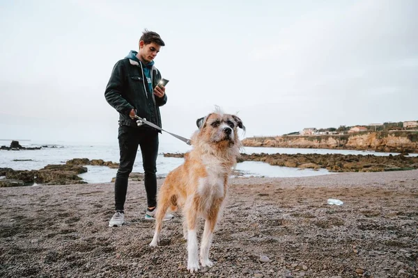 Vacker Bild Ung Man Stående Med Sin Hund — Stockfoto