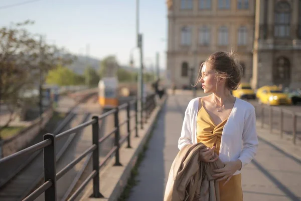 Eine Attraktive Junge Frau Einem Gelben Kleid Geht Ungarn Unter — Stockfoto