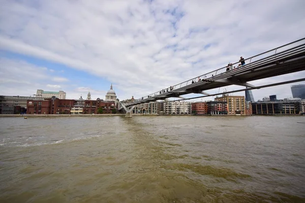 London Zjednoczone Królestwo Lipca 2016 Most Nad Rzeką Pochmurny Letni — Zdjęcie stockowe