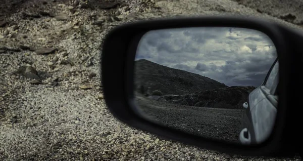 Foco Seletivo Tiro Espelho Lateral Carro Que Mostra Céu Nublado — Fotografia de Stock