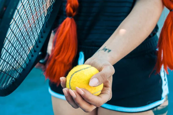 Дивовижний Знімок Рудоволоса Жінка Грає Теніс — стокове фото