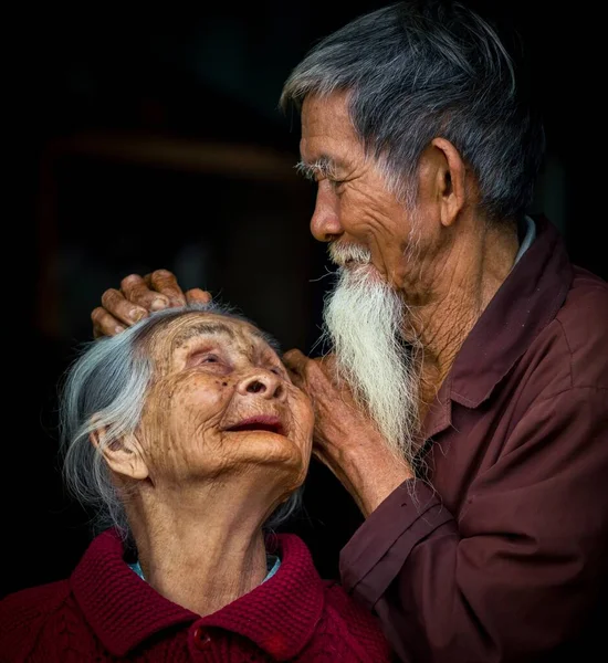 Hoi Vietnam Mar 2018 아시아 부부가 남편을 올려다보며 배경으로 머리를 — 스톡 사진
