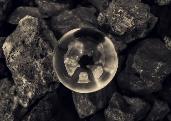 Eine Glaskugel Auf Mehreren Felsen Platziert — Stockfoto