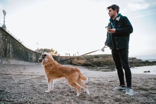 Vacker Bild Ung Man Stående Med Sin Hund — Stockfoto