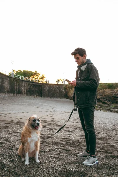 Ung Man Som Fotograferar Sin Hund Stranden — Stockfoto