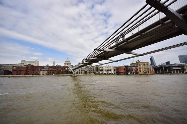 ロンドン イギリス 2016年7月10日 曇りの夏の日の間に川を渡るロンドンの橋 — ストック写真