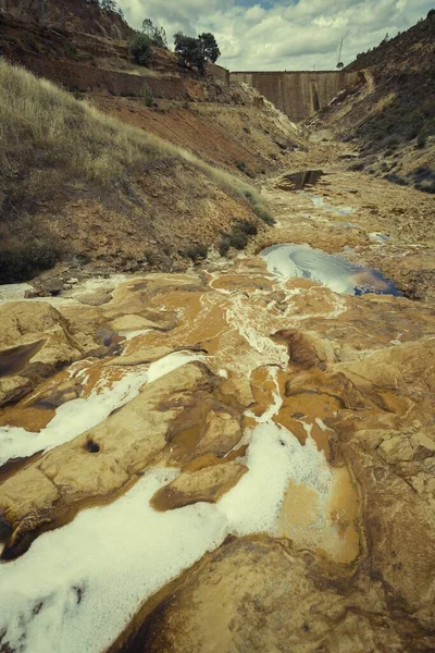 Disparo Vertical Alto Ángulo Colinas Rocosas Parcialmente Cubiertas Nieve — Foto de Stock