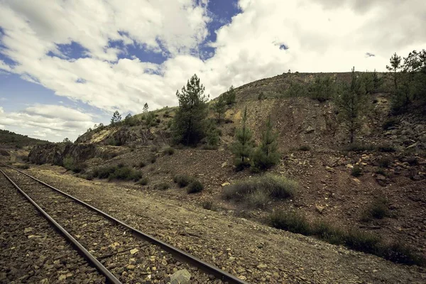 Las Huellas Del Tren Rodeado Por Montaña Cubierta Árboles — Foto de Stock