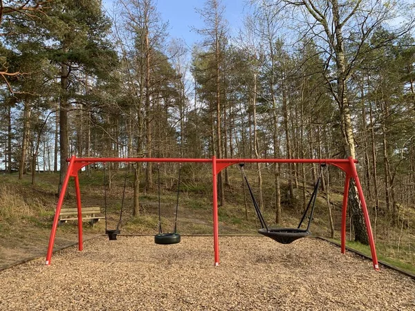 Ein Spielplatz Mit Drei Verschiedenen Schaukeln Geeignet Für Kinder Unterschiedlichen — Stockfoto