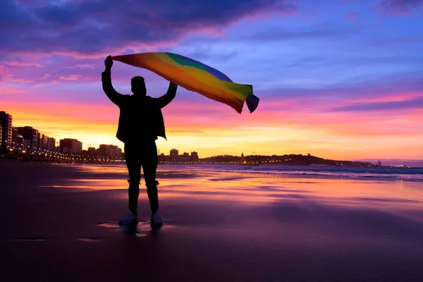 Het Silhouet Van Een Man Met Een Kleurrijke Vlag Tijdens — Stockfoto