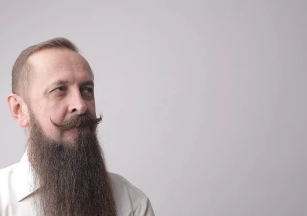 Man Long Beard Mustache Standing Front Grey Wall — Stock Photo, Image