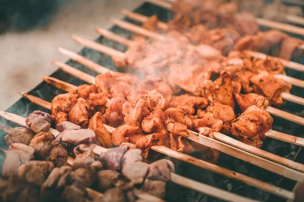 Güneşin Altında Arka Planda Bulanık Bir Barbekü Pişirme Sahnesi — Stok fotoğraf