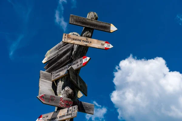 Een Close Van Een Oude Wegwijzer Tegen Een Bewolkte Blauwe — Stockfoto