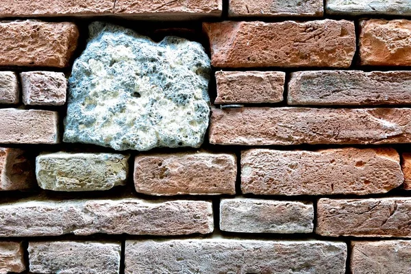 Nahaufnahme Eines Felsens Der Eine Ziegelmauer Eingebettet Ist — Stockfoto