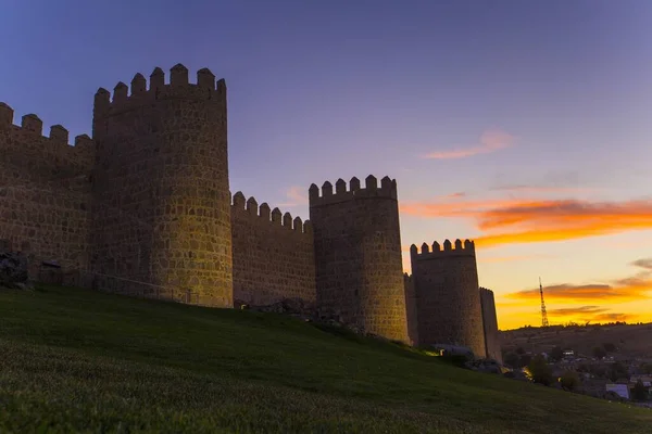 美しい夕日の中で撮影されたスペインのセゴビア城の城壁フェンスの息をのむようなショット — ストック写真