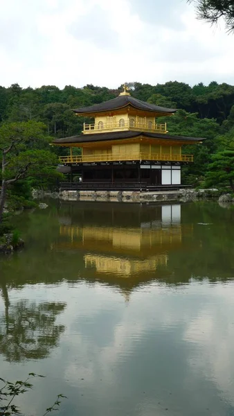 Вертикальний Знімок Храму Кінкаку Кіото Японія — стокове фото