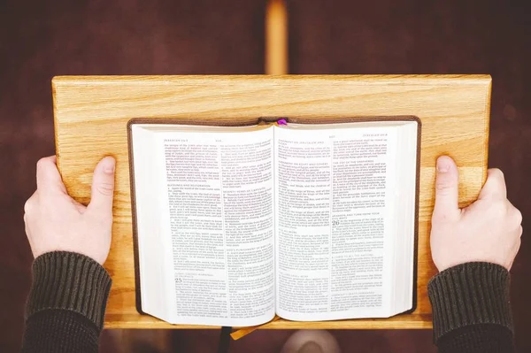 Plano Ángulo Alto Una Persona Predicando Santa Biblia Desde Tribuna —  Fotos de Stock