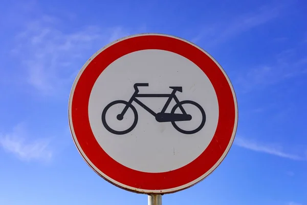 Low Angle Shot Bicycle Sign Clear Blue Sky Background — Stock Photo, Image