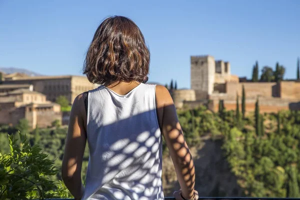 位于西班牙的Alhambra宫前 有选择性地拍摄了一位成年女性的镜头 — 图库照片