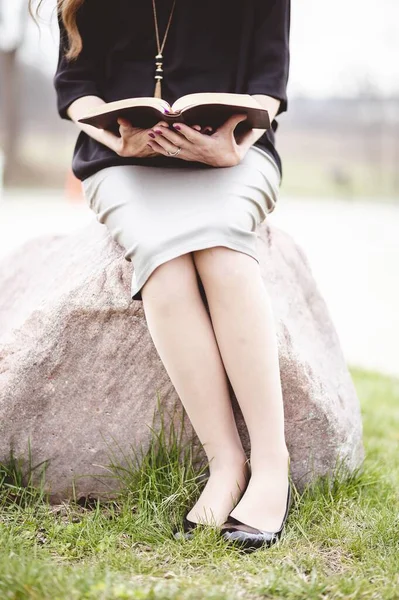 Tiro Vertical Uma Fêmea Vestindo Uma Saia Cinzenta Lendo Livro — Fotografia de Stock