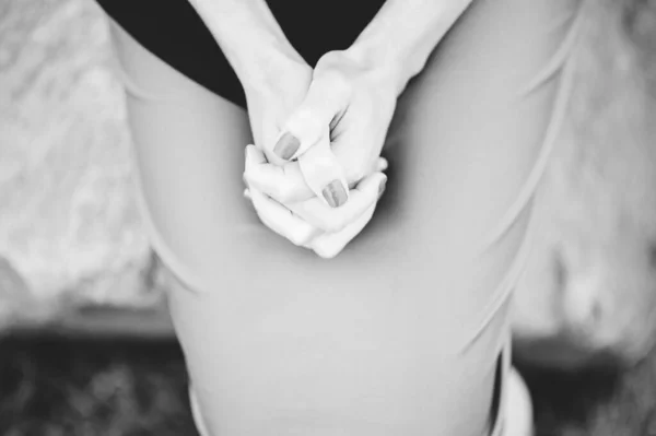 庭で捕らえられ祈りながら 霊的な女性の手の灰色の高い角度のショット — ストック写真