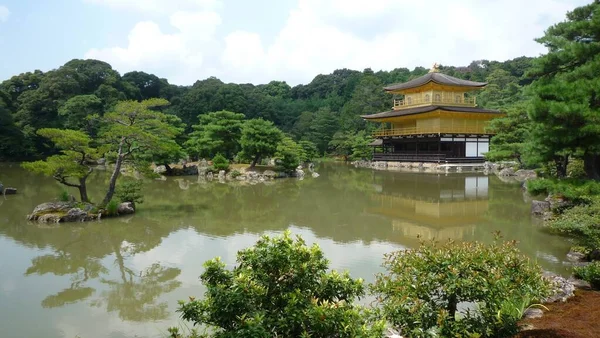 Egy Gyönyörű Függőleges Felvétel Kinkaku Templomról Kiotóban Japánban — Stock Fotó