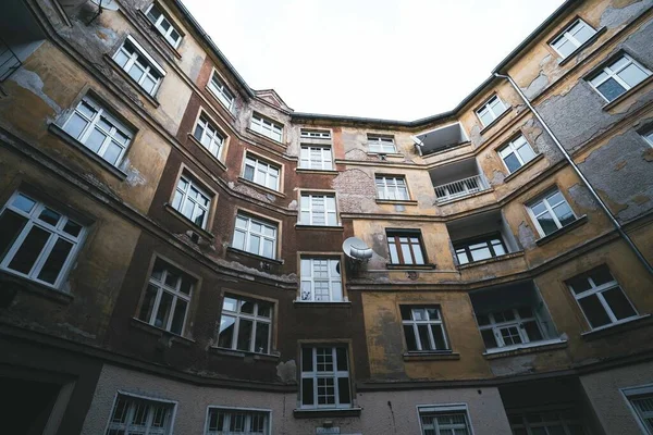 Tiro Bajo Ángulo Apartamento Antiguo Bajo Nubes Blancas —  Fotos de Stock