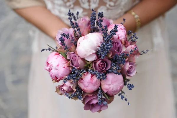 Весільний Букет Фіолетових Півоній Троянд Лаванди — стокове фото