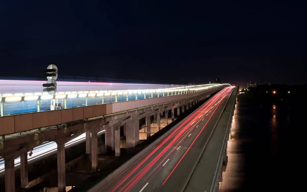 Gece Nehir Köprüsünden Geçen Bir Metro Treni — Stok fotoğraf