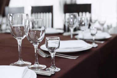 Bardaklar servis masasında.