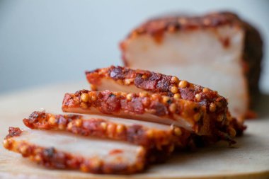 Dilimlenmiş domuz yağı, biber ve hardal çeşnili, yakın plan.