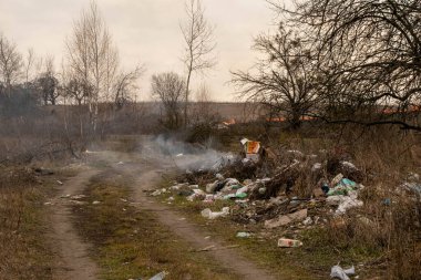 Yol boyunca enkazı ateşe verdi - çevresel kirlilik