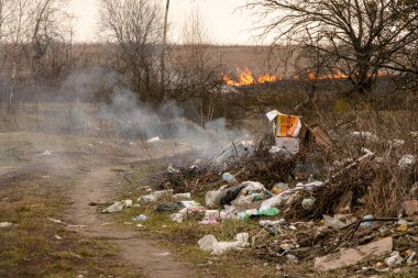 Yol boyunca enkazı ateşe verdi - çevresel kirlilik
