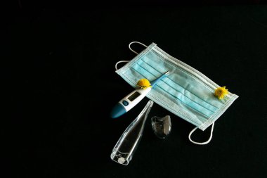 Hastalık sırasında tıbbi maske ve elektronik termometre