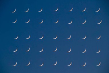 Mavi gökyüzü arka planında mavi bir gökyüzüne karşı genç bir ayın desenli çizimi