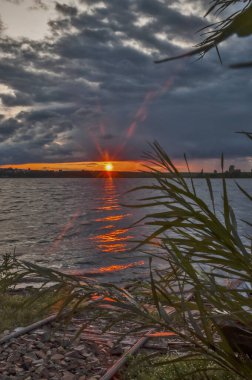 Yazın gün batımında gölde