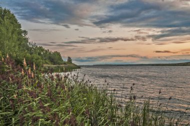 Göl kıyısında fırtına var.