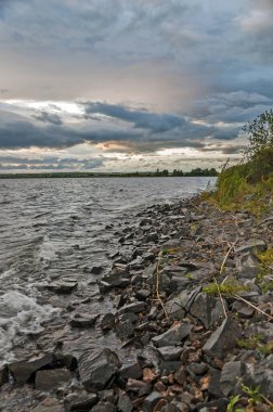 Göl kıyısında fırtına var.