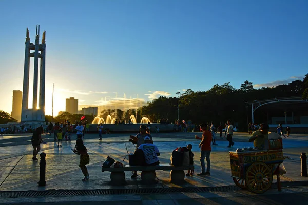 Hafta sonları Quezon City Memorial Circle Parkı — Stok fotoğraf