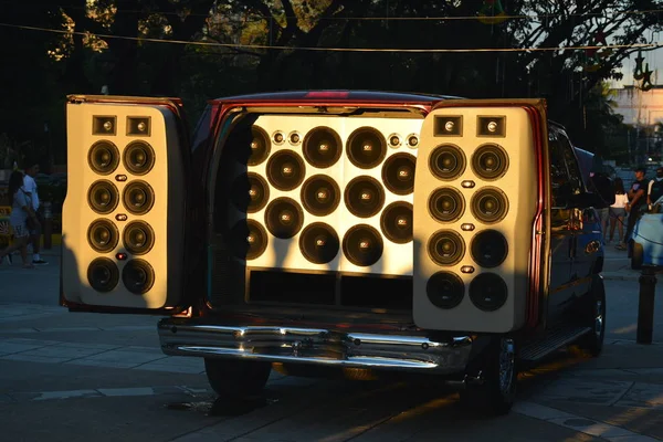 Ford E-150 van avec haut-parleurs sonores au Salon de l'auto de Spades — Photo