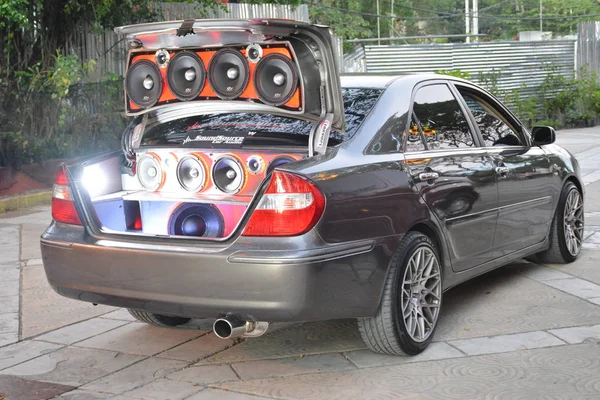 Spades Otomobil Fuarı 'nda hoparlörlü Toyota Camry — Stok fotoğraf