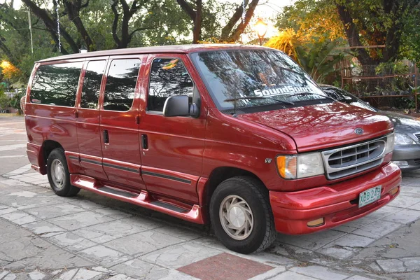 Ford E-150 van на сайті Spades Auto Motor Show — стокове фото