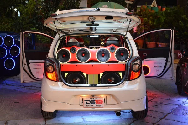 Toyota Wigo carro compacto com alto-falantes de som no Spades Auto Motor — Fotografia de Stock