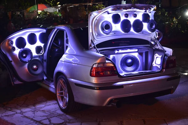 Coche BMW con altavoces de sonido en Spades Auto Motor Show —  Fotos de Stock