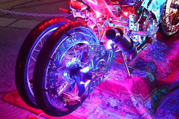 Aangepaste motorfiets achterwiel op Spades Auto Motor Show — Stockfoto