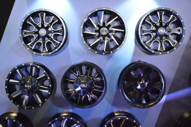 Manila Oto Salonu 'nda dubshop tekerlek dergileri görüntüsü 
