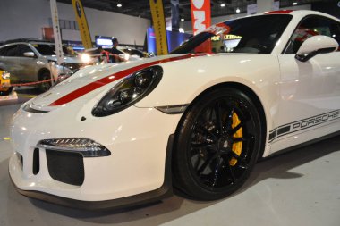Manila Otomobil Salonu 'nda Porsche spor arabası.