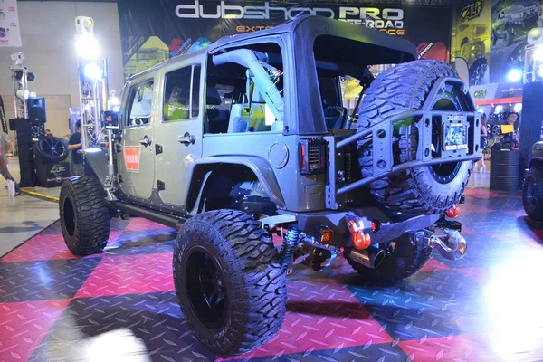 Land Rover Defender v automatickém salonu Manila — Stock fotografie