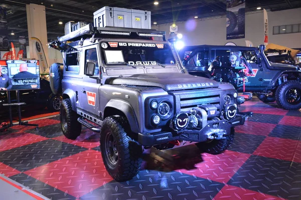 Land Rover Defender em Manila Auto Salon — Fotografia de Stock