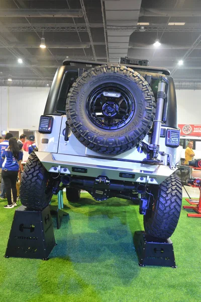 Veículo utilitário esportivo personalizado no Manila Auto Salon — Fotografia de Stock